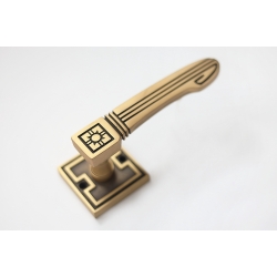 klamka mosiężna na rozetach